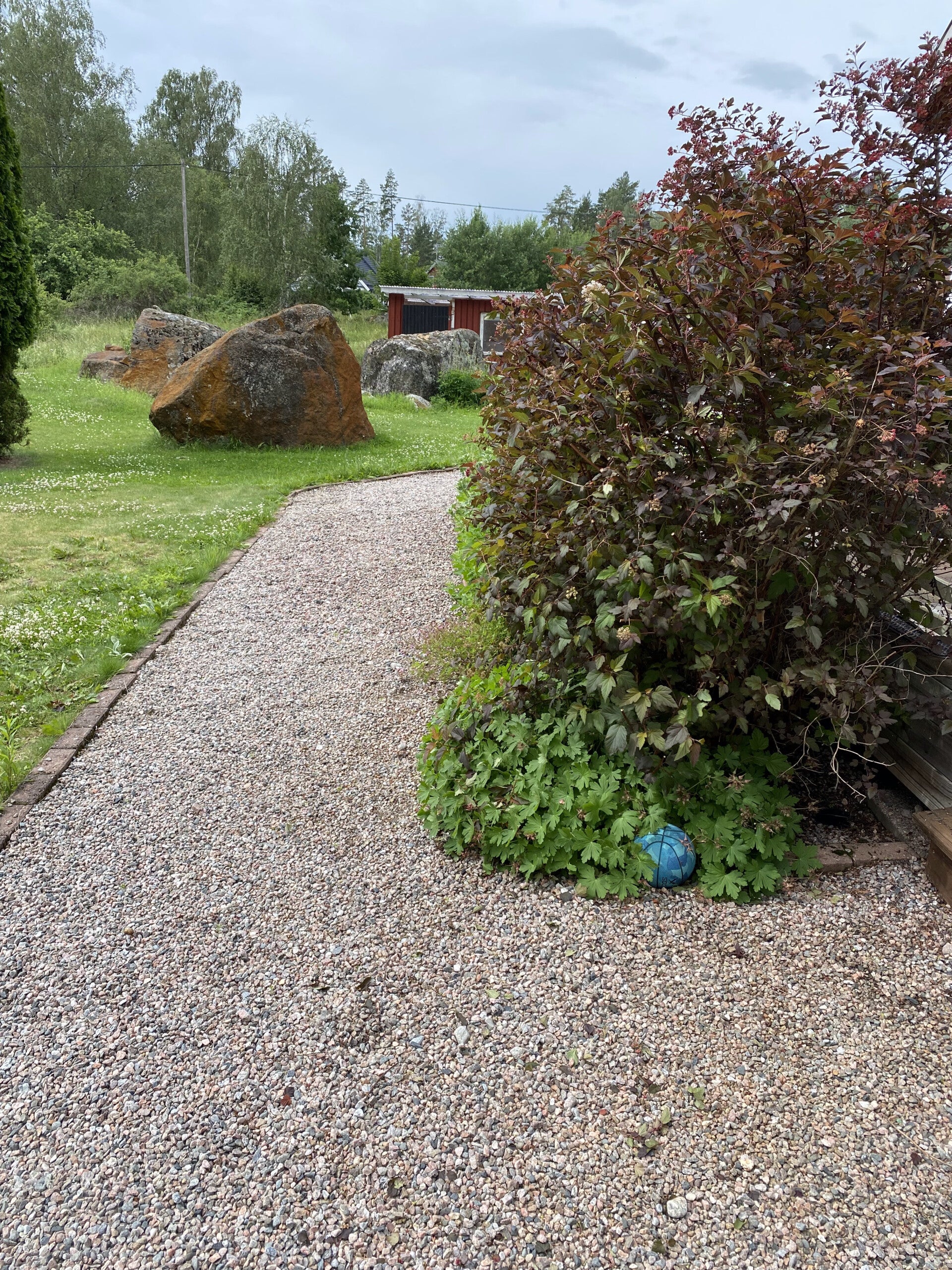Grusgång, stenar och planteringar