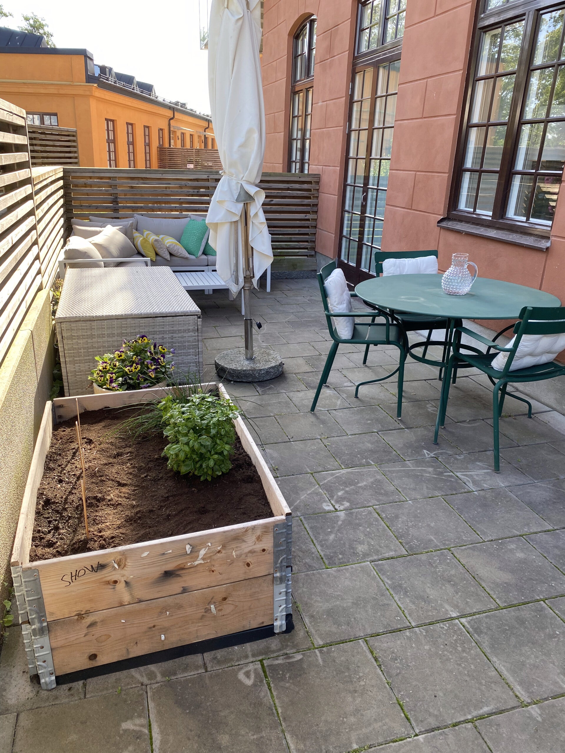 Uteplats med möbler och planteringslådor