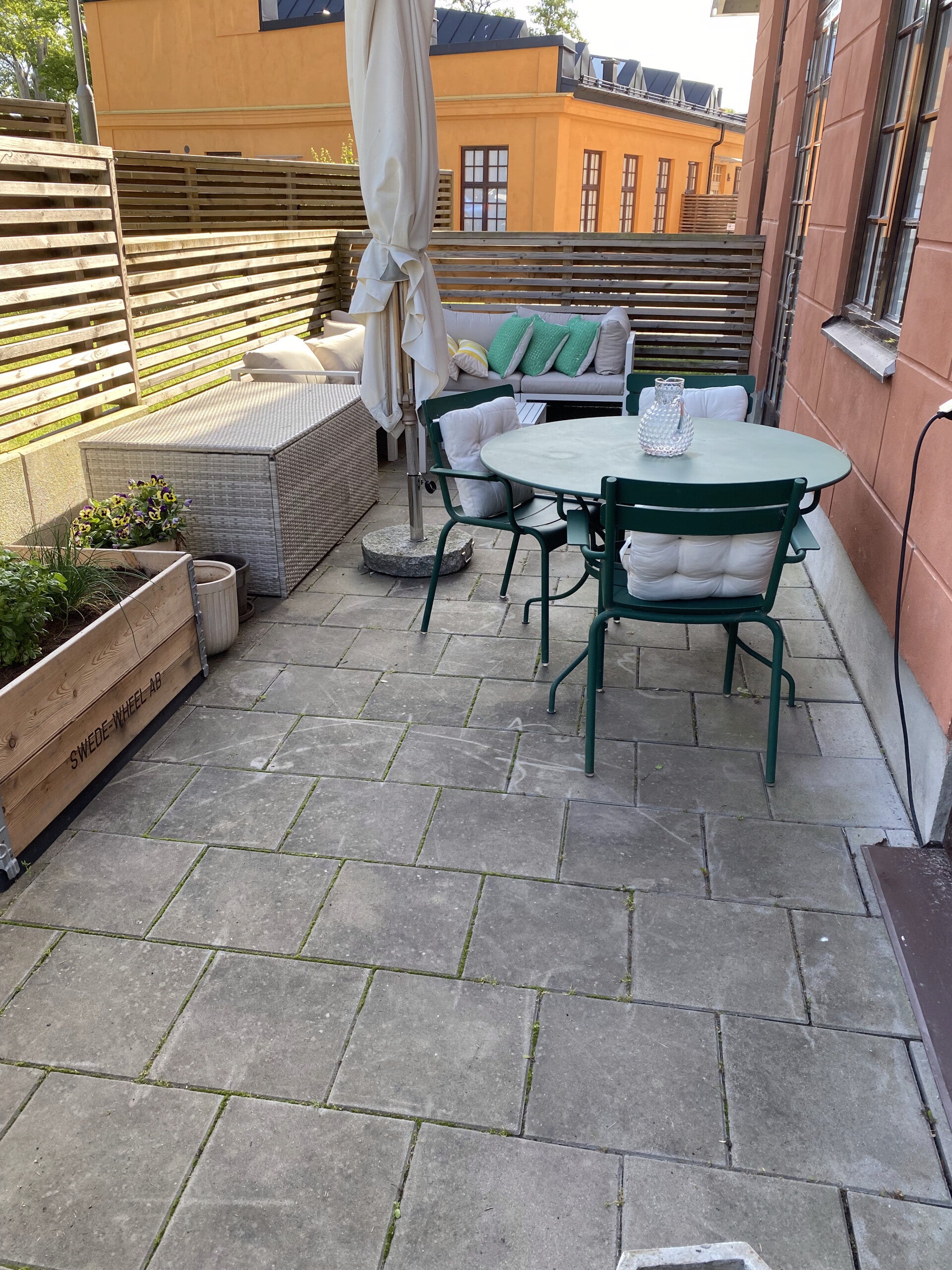 Uteplats med stenläggning och trädgårdsmöbler