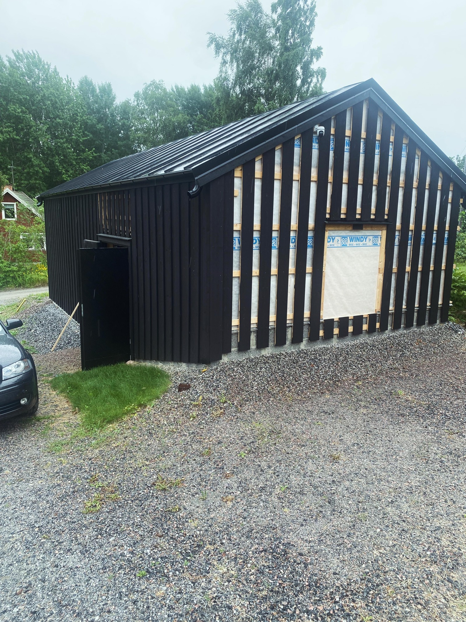 Verkstaden från andra gaveln, med delvis monterad svart träpanel